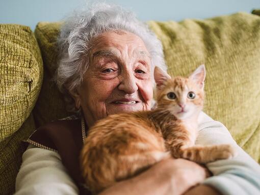 Veca sieviete ar kaķi